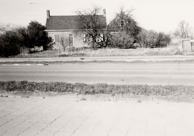 9870 Boerderij Het Paradijs aan de Ritthemsestraat 127. Bewoond door D. Kaljouw