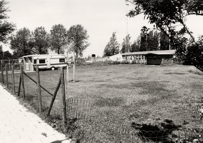 9875 Het terrein aan de Van der Helstlaan, na het slopen van de woning Van der Helstlaan no.25 en het afgraven van de ...