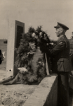 9918 Onthulling door generaal Hakewill Smith van de gedenksteen voor de 52ste Lowland Divisie op het Oranjebolwerk. ...