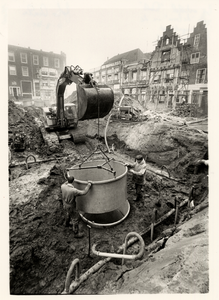 9925 Een niet ontplofte bom uit oktober 1940 in de Vlamingstraat zal gedemonteerd worden. Het plaatsen van cilinders ...