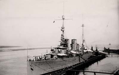 9929 Hr.Ms. kruiser Java vertrekt uit de Buitenhaven. 31 mei 1916 bij de Kon. Mij De Schelde op stapel gezet. 6-8-1921 ...