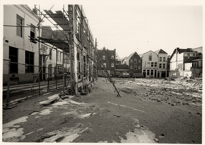 9959 Op dit terrein, t.w. het gedeelte grenzend aan de Vlamingstraat (huizen achtergrond), ligt een bom uit de tweede ...