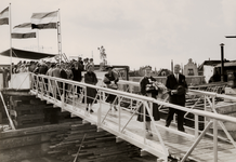 9988 Kon. Mij. De Schelde, tewaterlating van het vrachtschip Kinderdijk op 17 september 1955. Bouwnr. 280, bouwjaar ...