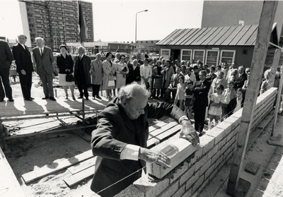 10072 Oud-wethouder W. Poppe legt de eerste steen voor het kerkelijk- en wijkcentrum aan de Alexander Gogelweg