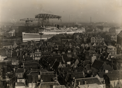 10073 Luchtfoto van Vlissingen vanaf de Sint Jacobstoren in de richting van de Koninklijke Maatschappij de Schelde ...