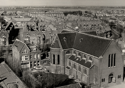 10105 Luchfoto van Vlissingen. Panorama, gezien vanaf de stadhuistoren. Op de voorgrond de Rooms Katholieke kerk