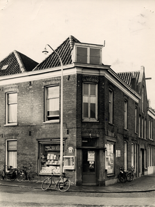 10128 Kruidenierszaak van M.I. Houtzager in de Glacisstraat (rechts), hoek van Dishoeckstraat (voorgrond)