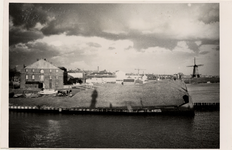 10191 De Oranjedijk met rechts op de foto de Oranjemolen. Links het Arsenaal bij de Vissershaven.