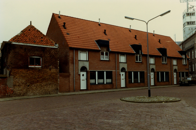 10234 Huizen aan het eind van de Breewaterstraat bij de Noordzeestraat en behorende tot het Hofje de Pauw