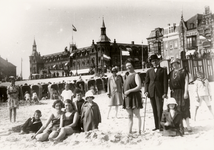 10258 Het Vlissingse badstrand bij Boulevard Evertsen. Op de achtergrond het Grand Hotel des Bains (Britannia)