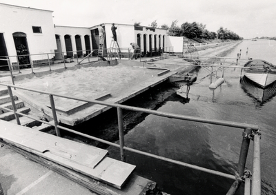 10263 Het voormalige zwembad aan het Kanaal door Walcheren wordt ingericht als botenhuis voor de Zeevaartschool
