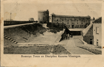 10280 'Bomvrye Toren en Discipline Kazerne Vlissingen.' De Gevangentoren (of Westpoort) met rechts daarvan de Bomvrije ...