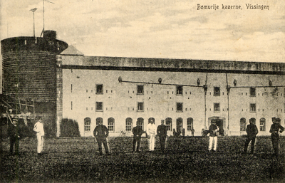 10282 'Bomvrije Kazerne, Vlissingen.' De Gevangentoren (links) met rechts daarvan de Bomvrije Kazerne, gebouwd in 1812.