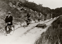 10295 Rijwielpad Walcheren, het fietspad Vlissingen-Zoutelande dwars door bos en duin.Vooraan rijdt burgemeester C.A. ...