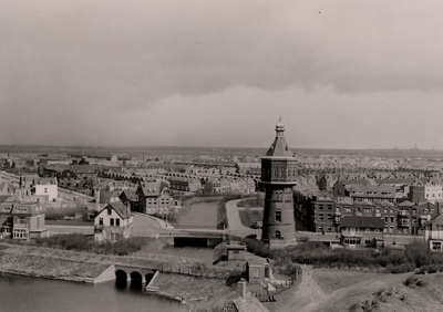 10299 Luchtfoto van Vlissingen. Achter de watertoren loopt van links naar rechts de Badhuisstraat en van onder naar ...