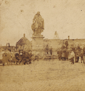 10306 Het standbeeld van M.A. de Ruyter op het De Ruyterplein. Onthuld op 25 aug. 1841 in aanwezigheid van koning ...