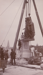 10310 Verplaatsing van het standbeeld van M.A. de Ruyter van het De Ruyterplein naar het Keizersbolwerk op Boulevard de ...