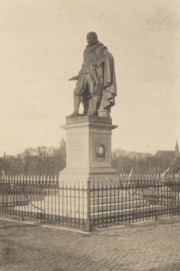 10313 Het standbeeld van M.A. de Ruyter op het Keizersbolwerk op Boulevard de Ruyter. Onthuld in 1841 op het De ...
