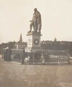 10316 Het standbeeld van M.A. de Ruyter op het Keizersbolwerk op Boulevard de Ruyter. Onthuld in 1841 op het De ...