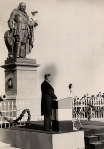 10424 Kranslegging bij het standbeeld van Michiel de Ruyter ter herdenking van zijn 350ste geboortedag door H.M. ...
