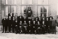 10448 Souburg, de Christelijke Jongelingen Vereniging Weest getrouw opgericht in 1917. Groepsfoto voor de Julianaschool ...