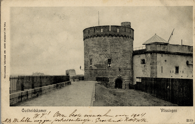 10477 'Oudheidskamer. Vlissingen' De Westpoort of Gevangentoren op Boulevard de Ruyter, met rechts daarvan de Bomvrije ...