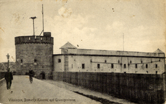 10539 'Vlissingen, Bomvrije Kazerne met Gevangentoren' De Westpoort of Gevangentoren op Boulevard de Ruyter, met rechts ...