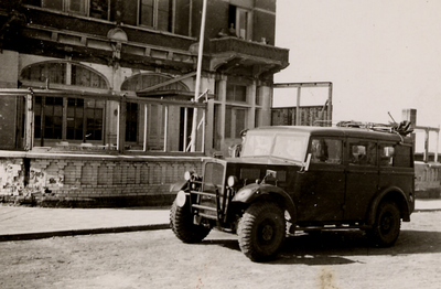 10542 Tweede Wereldoorlog. Het Strandhotel op Boulevard Evertsen, zwaar beschadigd in de oorlog
