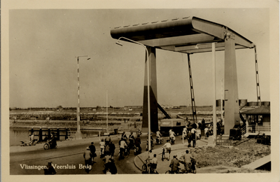 10568 'Vlissingen, Veersluis Brug' De Keersluisbrug (op 11 sept. 1954 officieel in gebruik genomen) over het Kanaal ...