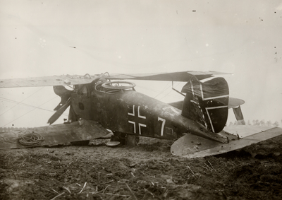10573 Eerste Wereldoorlog. Oostburg, neergestort Duits escorte-ground attack vliegtuig van het type Halberstadt CLII; ...