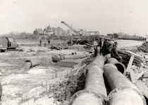 10581 Tweede Wereldoorlog. Gat in de Nolledijk ontstaan op 7 oktober 1944. Eerste sluiting op 3 september 1945. ...