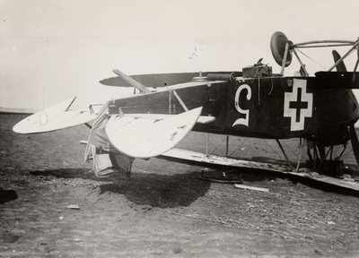 10589 Eerste Wereldoorlog. Zaamslag, waarschijnlijk een neergestorte Duitse gewapende verkenningsvliegtuiger annex ...