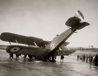 10599 Eerste Wereldoorlog. Neergestorte Engelse bommenwerper van het type Airco D.H.9 (of 9A)