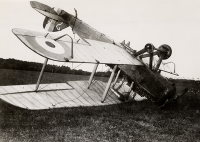10603 Eerste Wereldoorlog. Op het vliegveld bij Vlissingen neergestorte Engelse bommenwerper van het type Airco DH9 (of ...
