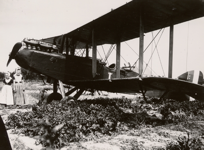 10605 Eerste Wereldoorlog. Koudekerke, Engelse bommenwerper van het typen Airco D.H.9; gebruikt in 1918
