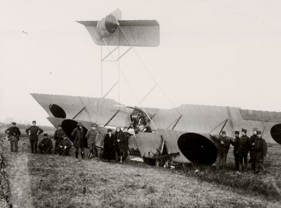 10607 Eerste Wereldoorlog. Neergestort vliegtuig van het type Farman F.22