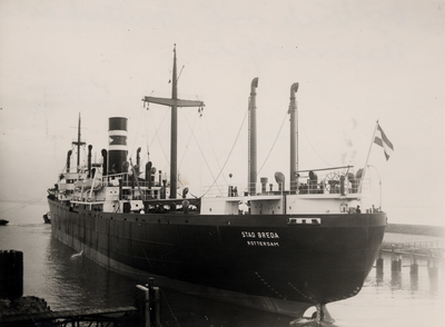 10614 Vertrek van de 'Stad Breda' door de sluizen van Vlissingen.In november 1948 is het schip als casco gearriveerd te ...