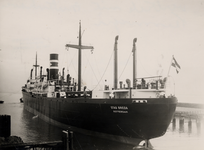 10614 Vertrek van de 'Stad Breda' door de sluizen van Vlissingen.In november 1948 is het schip als casco gearriveerd te ...