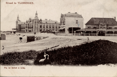 10620 'Strand te Vlissingen'. Boulevard Evertsen met het Grand Hotel des Bains en het Badkaarten Buffet (rechts)