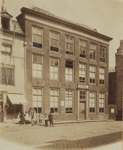 10643 Het Burger Weeshuis van (van 1809-1901) in de Breestraat. Na een verbouwing werd het gebouw in mei 1911 als ...