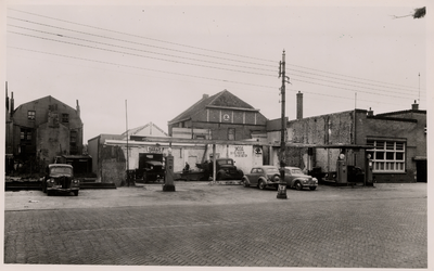 10706 Garage het Centrum in de Coosje Buskenstraat tegenover de Spuistraat (na de verwoesting van 1944). Rechts een ...