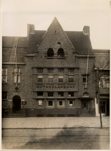 10711 Het gebouw van de Nutsspaarbank, in gebruik genomen op 17 jan. 1930. Links het gebouw der Ned. Handelsmaatschappij