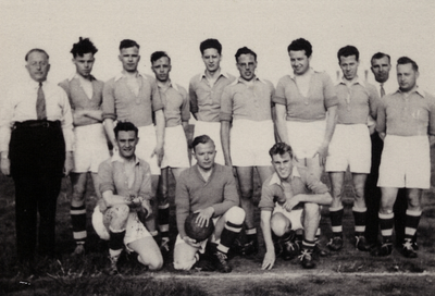 10729 Voetbalteam van het gemeentepersoneel Vlissingen. Knielend van l. naar r.: Baljeu, A. Woltering, J.J. Koetje. ...