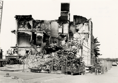 10748 Afbraak van het Strandhotel op Boulevard Evertsen, na de brand van zaterdag 6 mei 1995