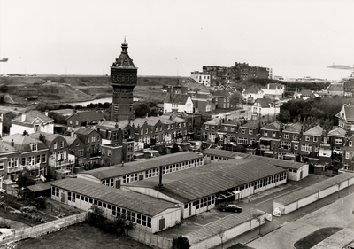 10762 Luchtfoto van Vlissingen. Vanaf de stadhuistoren gezicht op het houten schoolgebouw van de Hogere Technische ...