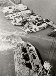 10772 Tweede Wereldoorlog. Sluiting van het gat in de Nolledijk na het bombarderen van de dijk op 7 okt. 1944