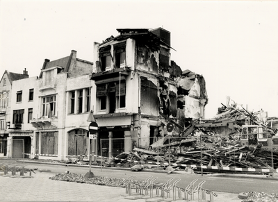 10782 Afbraak van het Strandhotel op Boulevard Evertsen, na de brand van zaterdag 6 mei 1995
