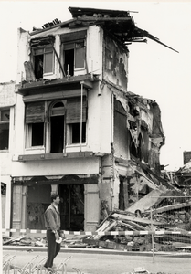 10811 Afbraak van het Strandhotel op Boulevard Evertsen, na de brand van zaterdag 6 mei 1995