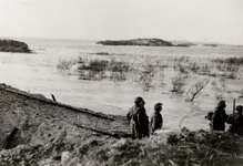 10839 Tweede Wereldoorlog. Inundatie van Walcheren 1944. In oktober 1944 werd de Nolledijk gebombardeerd