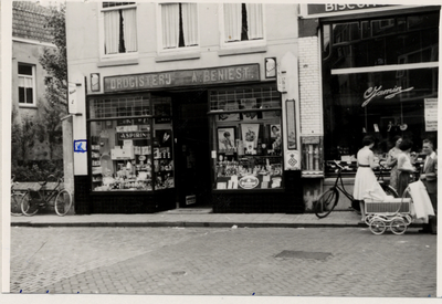 10903 Drogisterij A. Beniest, Lepelstraat 13, met rechts de winkel van Jamin